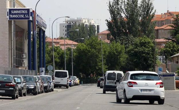 Vehículos circulando por la calle Guadarrama, uno de los accesos del polígono del Cerro. 