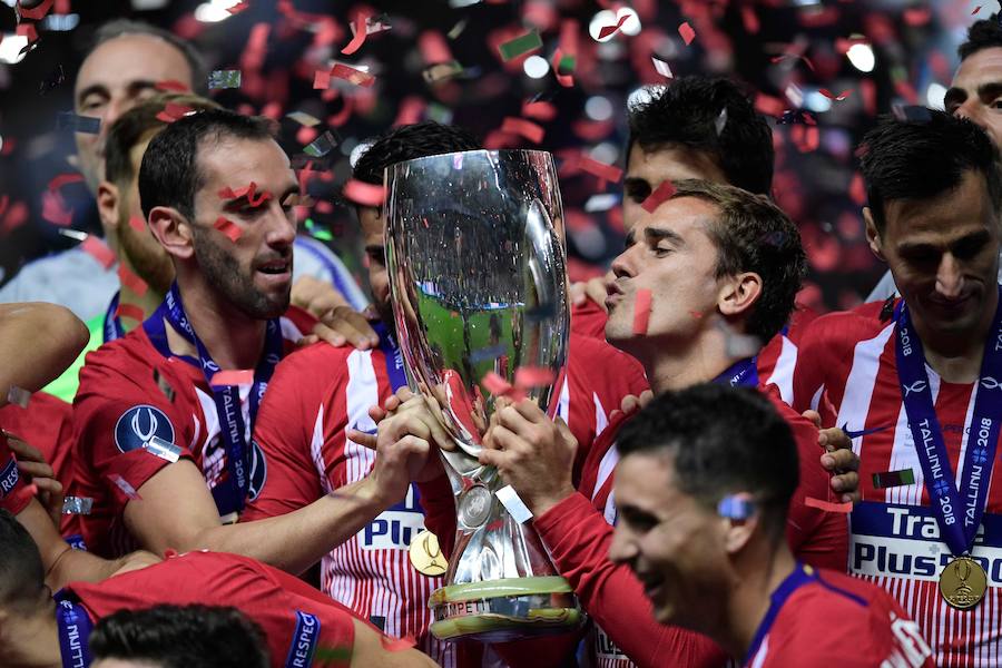 El equipo rojiblanco se proclamó campeón de la Supercopa de Europa y celebró el título delante de su afición en el césped de Tallin