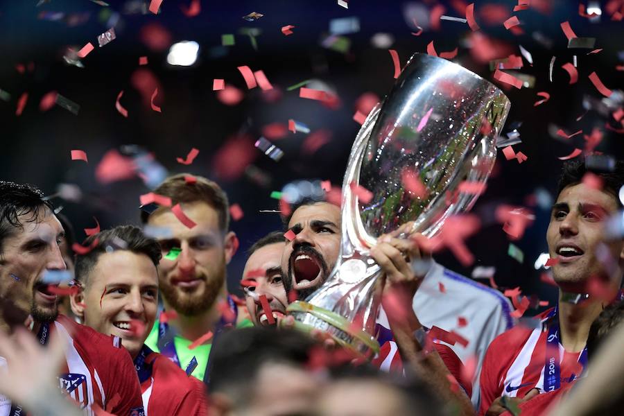 El equipo rojiblanco se proclamó campeón de la Supercopa de Europa y celebró el título delante de su afición en el césped de Tallin