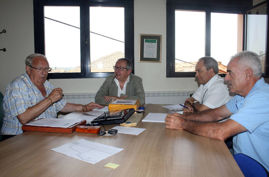 Javier López-Escobar, en la reunión junto al alcalde de Fresno de Cantespino.