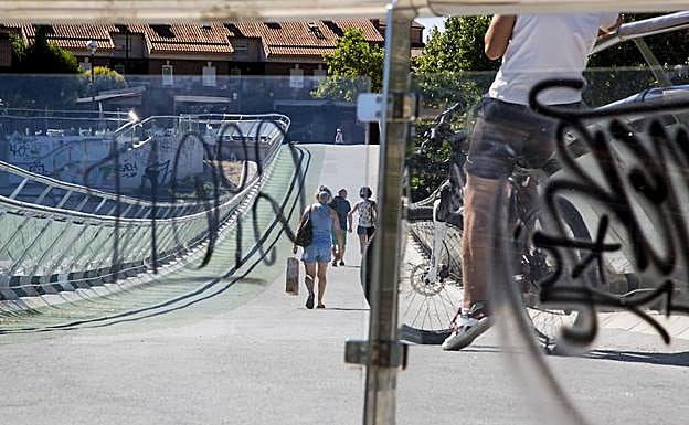 Cristales pintados en la pasarela Pedro Gómez Bosque. 