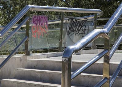 Imagen secundaria 1 - Despectos y pintadas en la pasarela Pedro Gómez Bosque. 