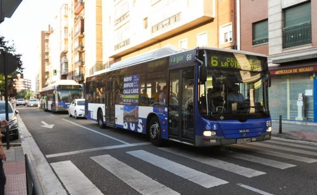 El choque entre una furgoneta y un autobús provoca retenciones en el túnel de Labradores