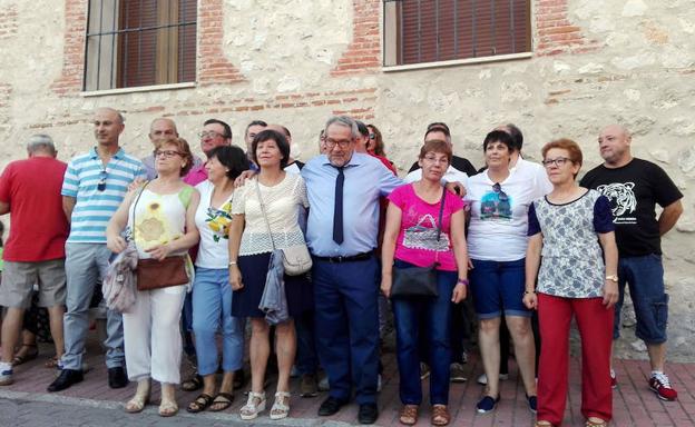 Moisés Migueláñez, en el centro, rodeado de vecinos tras el pregón.