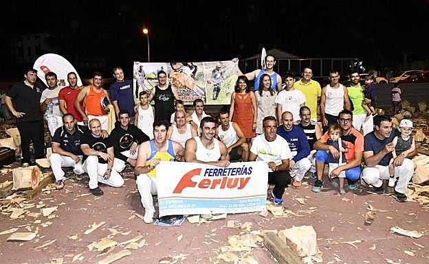 Participantes en la competición de corte de troncos junto a la alcaldesa de El Espinar.