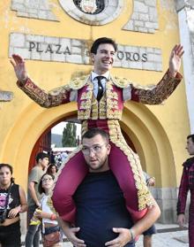 Imagen secundaria 2 - Arriba, la reina y damas de las fiestas ante la sarga de la iglesia de San Eutropio; abajo, un momento de la faena de Toñete y este saliendo en hombros.