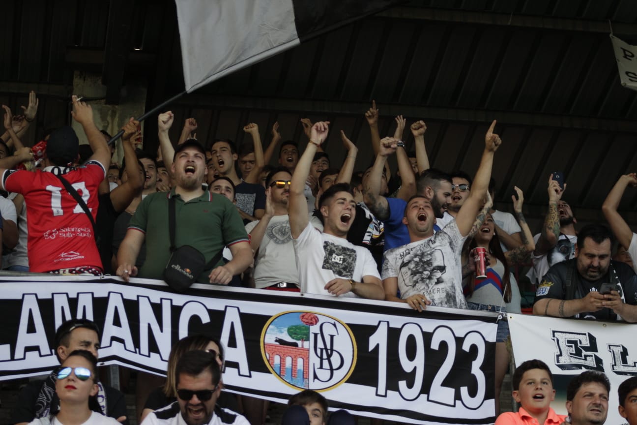 Fotos: Presentación del CF Salmantino ante el Villanovense