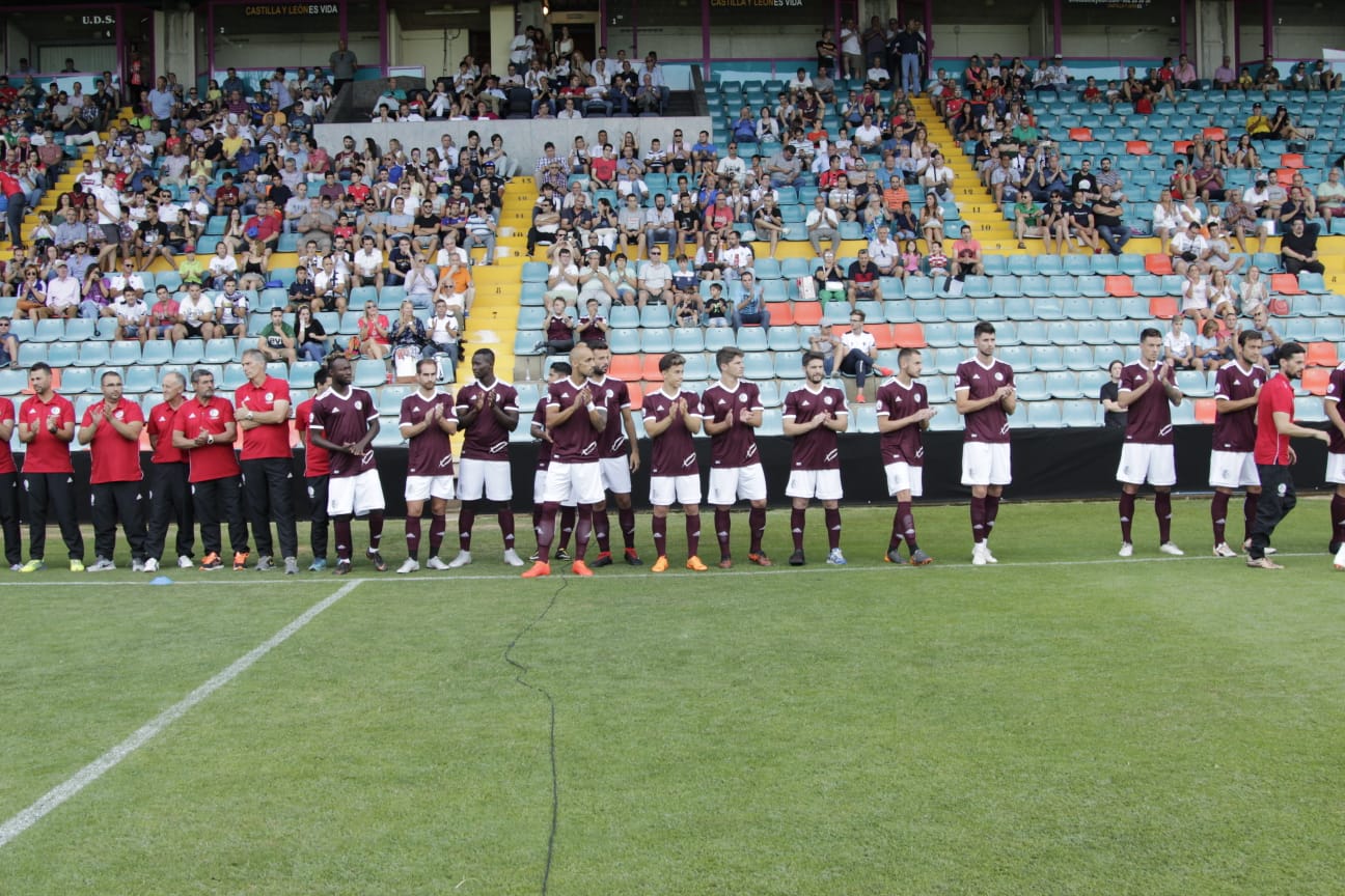 Fotos: Presentación del CF Salmantino ante el Villanovense