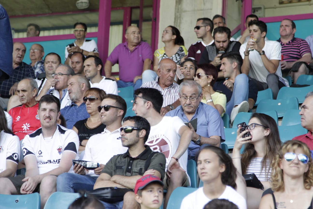 Fotos: Presentación del CF Salmantino ante el Villanovense