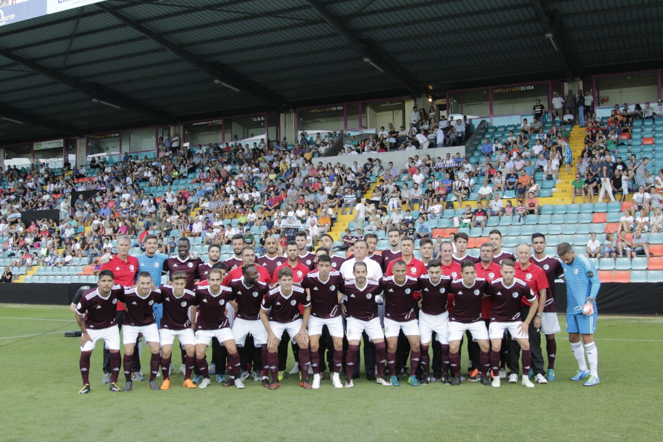 Fotos: Presentación del CF Salmantino ante el Villanovense