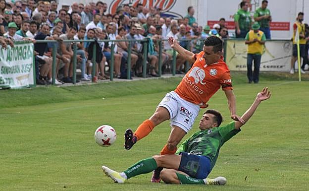 Piojo se marcha de un rival del Astorga la temporada passada en la Eragudina. 