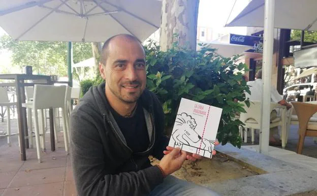 Fernando Pérez posa junto a su último libro, 'La línea imaginaria'. 