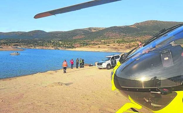 Efectivos de emergencias durante la búsqueda. 