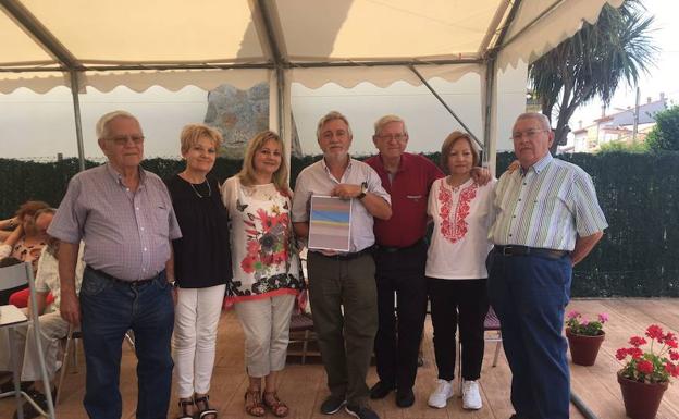 Vicente M. Martín posa con el libro acompañado por sus familiares.