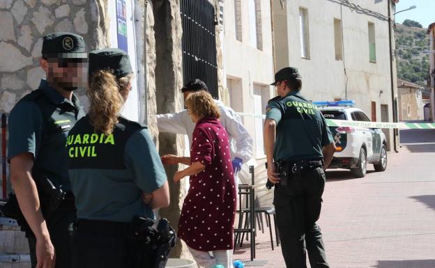La Guardia Civil accede al bar Maribel, en el municipio vallisoletano de Castrillo-Tejeriego, donde ayer se produjo un tiroteo.