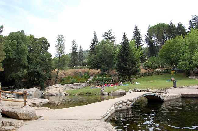 Piscina natural de Arenas de San Pedro (Ávila). Enclavadas en el mismo margen del río, a 1Km escaso del casco urbano, en la carretera local que nos lleva a los pueblos de El Hornillo y El Arenal. Se han habilitado las zonas verdes y de recreo que hay en sus alrededores. Un poco más arriba encontramos el Charco de la Chiva