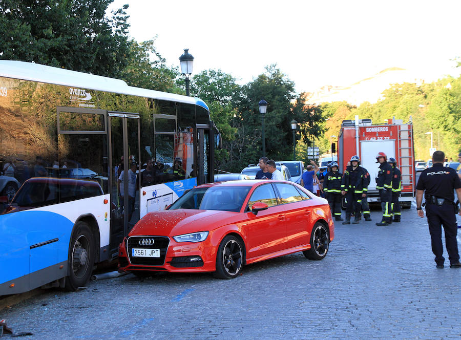 Los servicios de emergencias trabajan tras el accidente.