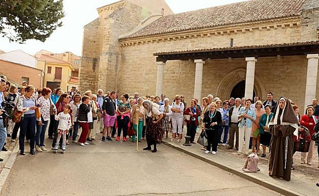Decenas de personas participan en una de las rutas teatralizadas por los monumentos de Astudillo, en 2017