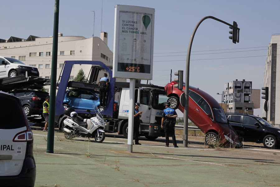 Fotos: Un coche se cae de un camión portavehículos en Valladolid