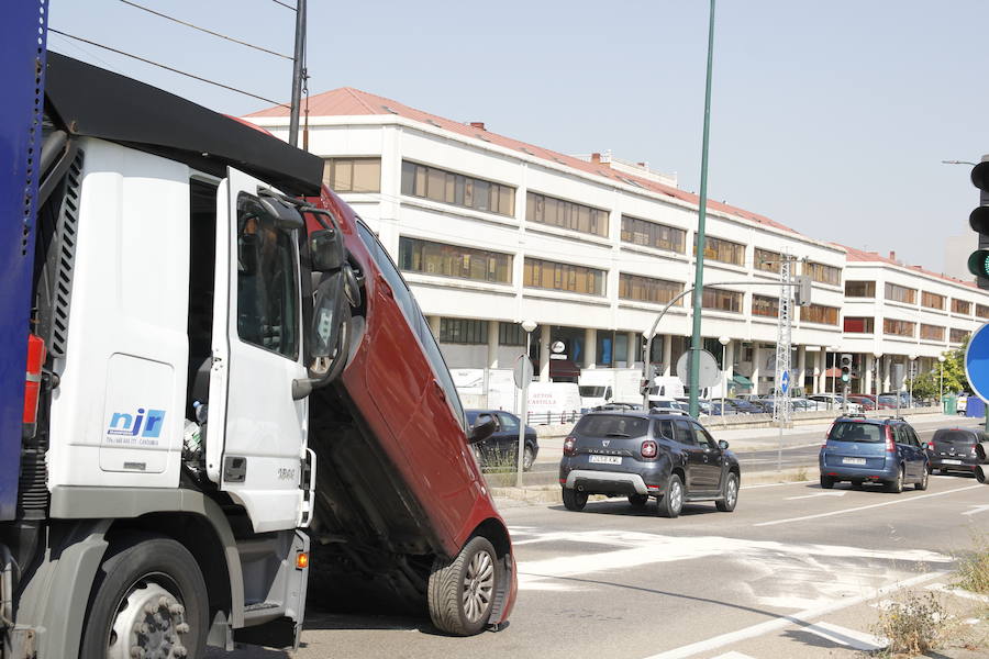 Fotos: Un coche se cae de un camión portavehículos en Valladolid