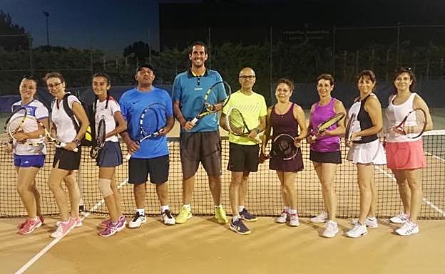 Algunos de los integrantes de la escuela junto con el director deportivo Alberto Rodríguez. 