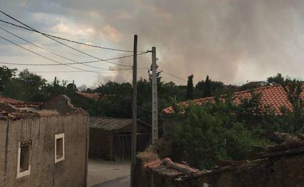 Humo del incendio en Serradilla del Llano.