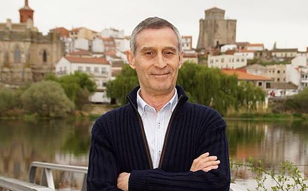 Jesús Blázquez, alcalde de Alba de Tormes, con la villa ducal al fondo. 