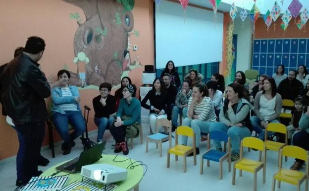 Reunión de padres en la Escuela Infantil para informarse de diferentes ayudas. 