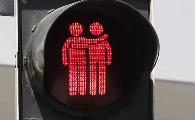 Semáforos instalados en Viena con muñequitos que representan parejas gais. 
