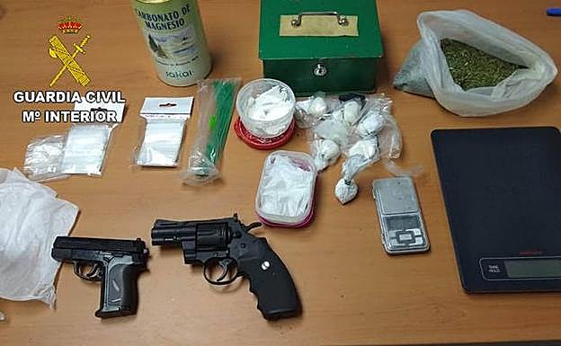 Efectos encontrados por la Guardia Civil.