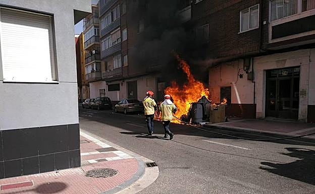 Los Bomberos apagan unos contenedores en Pilarica.