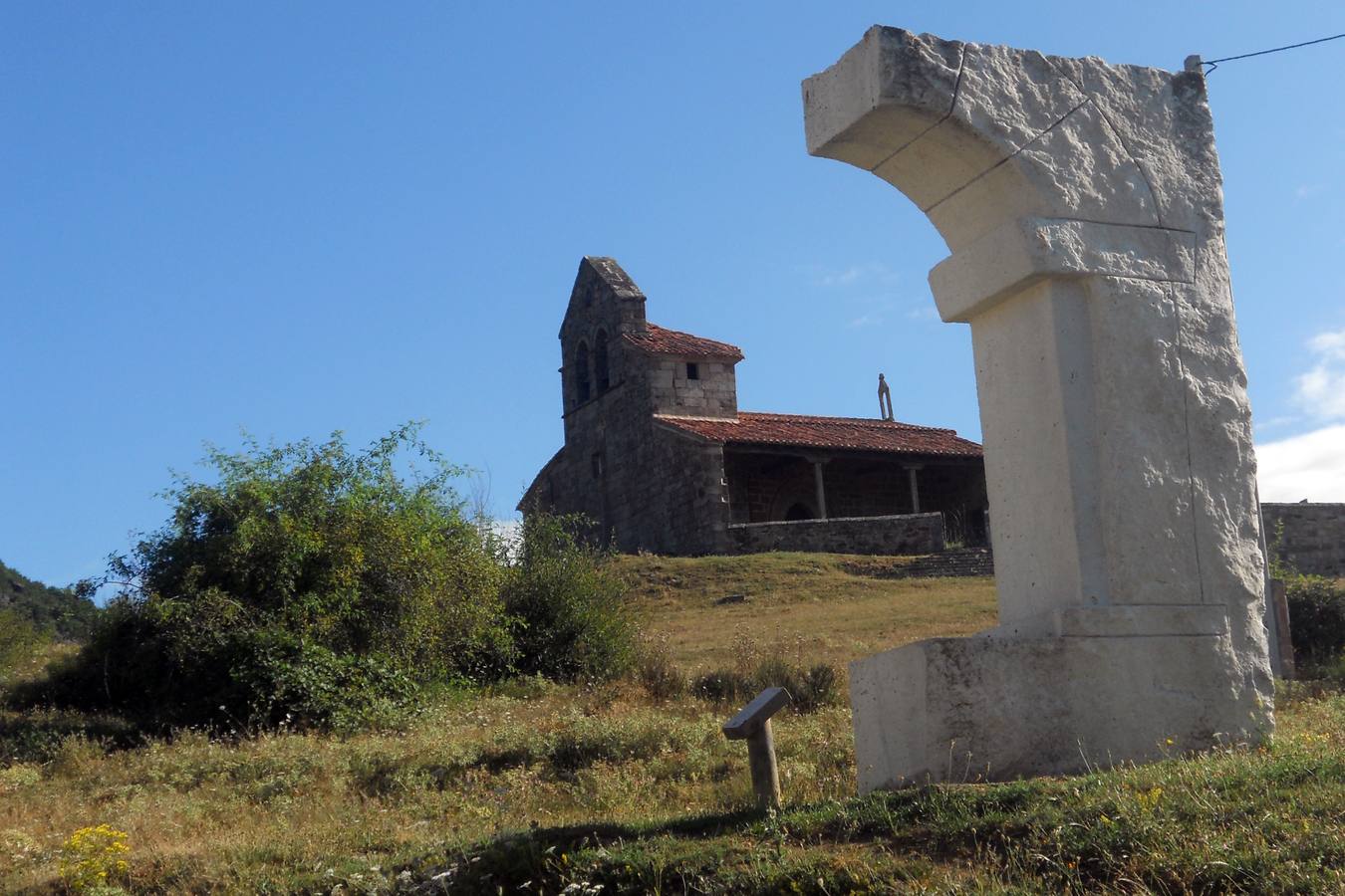 Una ruta de 11 kms, con un recorrido circular que une Villabellaco, Valle de Santullán y el Santuario del Carmen | Una senda en homenaje al escultor local Ursicinio Martínez entre bosques de rebollos y esculturas de sus compañeros del Grupo Muriel