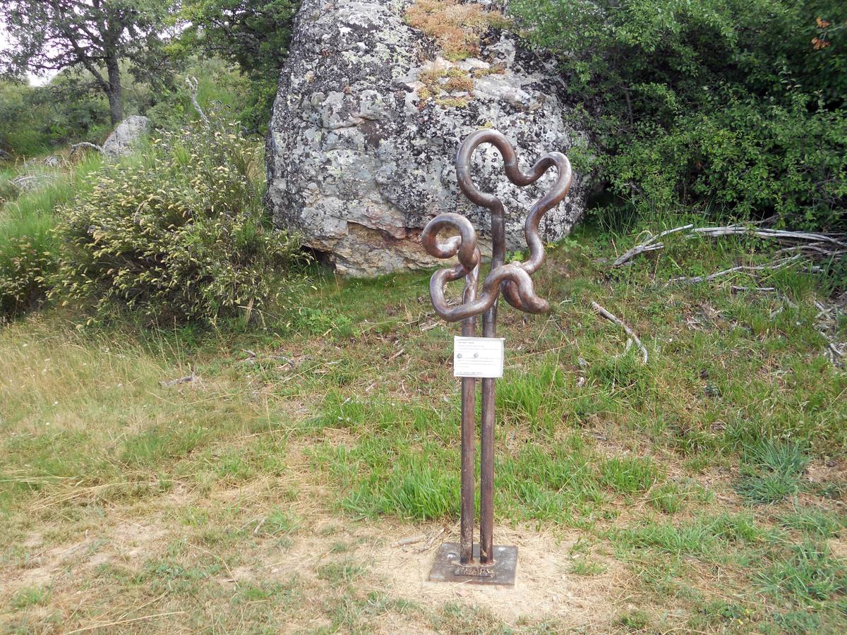 Una ruta de 11 kms, con un recorrido circular que une Villabellaco, Valle de Santullán y el Santuario del Carmen | Una senda en homenaje al escultor local Ursicinio Martínez entre bosques de rebollos y esculturas de sus compañeros del Grupo Muriel