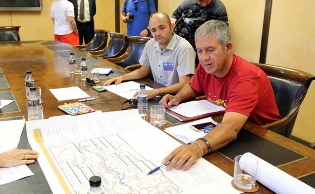 Representantes de la Plataforma A-11 Pasos, de Peñafiel (Valladolid), comentan las diferentes opciones de los trazados de la A-11 a su paso por esta localidad vallisoletana. 