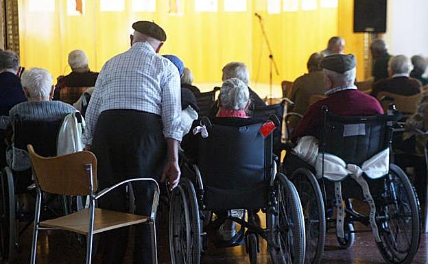 Un grupo de mayores en sillas de ruedas en la residencia asistida de Segovia. 