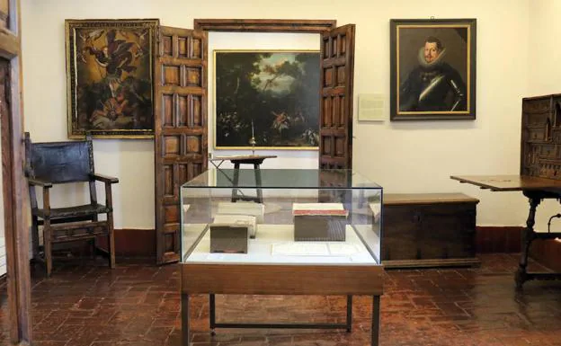 Recibidor de la Casa Cervantes, con un cuadro de Felipe III. 