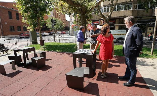 Los concejales María Sánchez y Manuel Saravia visitan el parque reformado en la Plaza de San Juan. 