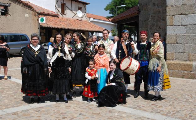 Personas que asistieron a los actos religiosos vistiendo los trajes tradicionales, junto al tamborilero.