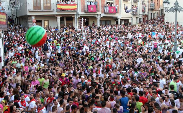 La multitud ha tomado este sábado la Plaza Mayor durante el pregón de las fiestas de Cuéllar. 
