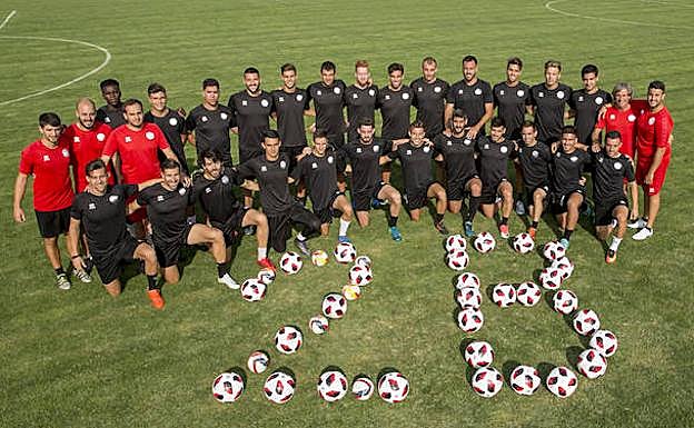 La plantilla y el cuerpo técnico de Unionistas posan en Las Pistas para El Norte de Castilla.
