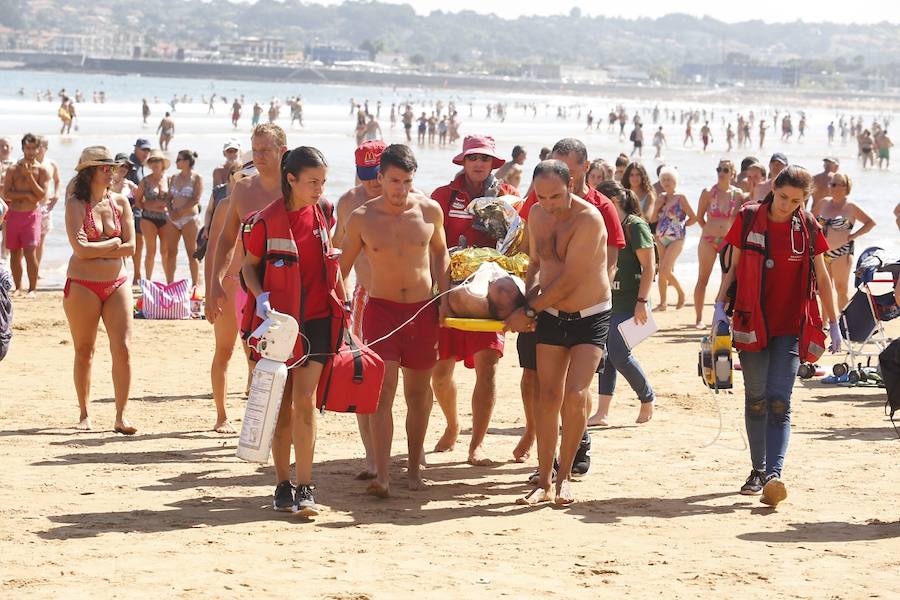 Fotos: Un vallisoletano rescatado del mar en la playa de Gijón