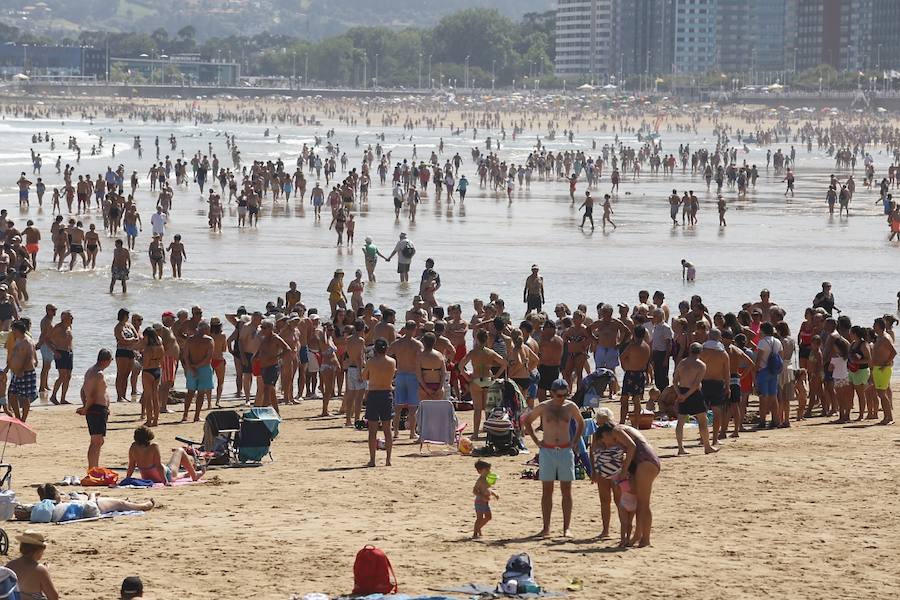 Fotos: Un vallisoletano rescatado del mar en la playa de Gijón