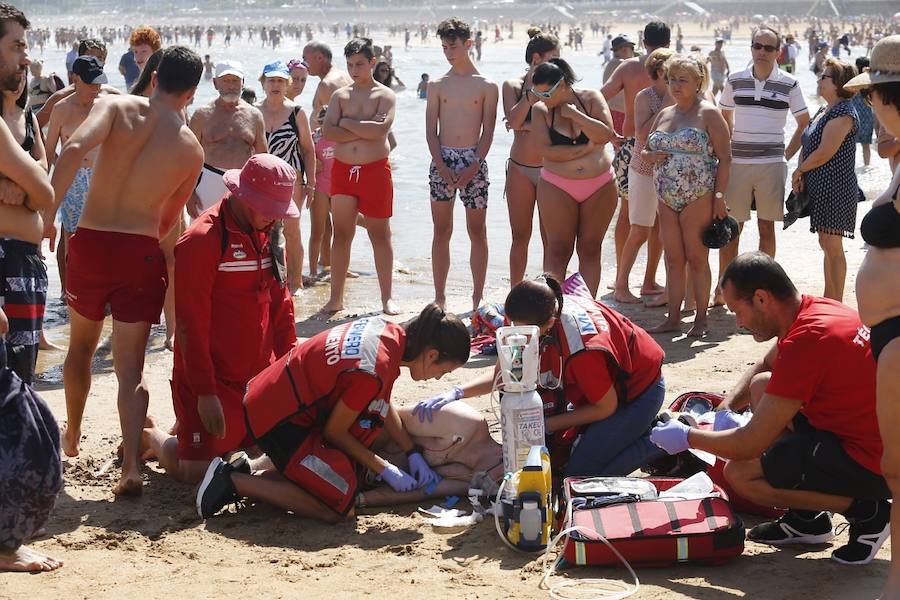 Fotos: Un vallisoletano rescatado del mar en la playa de Gijón