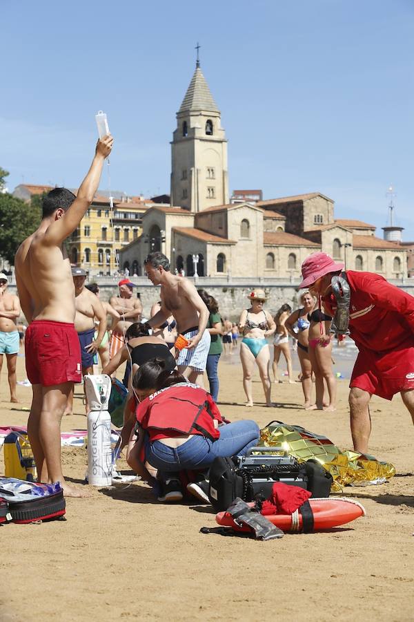 Fotos: Un vallisoletano rescatado del mar en la playa de Gijón