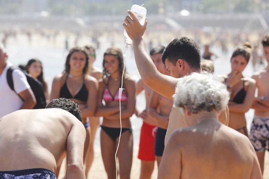 Fotos: Un vallisoletano rescatado del mar en la playa de Gijón