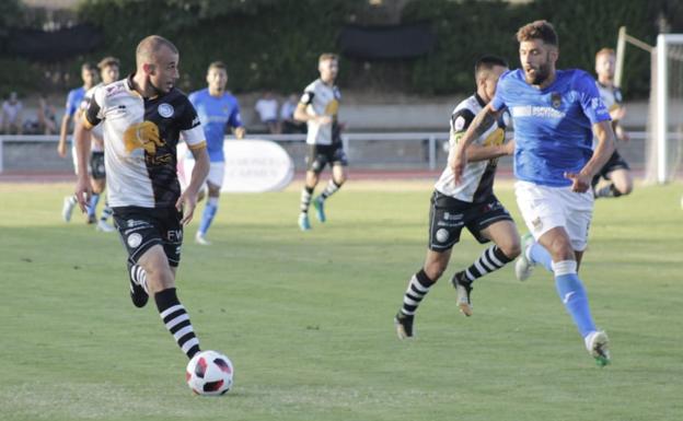Adrián Llano conduce el balón ante un rival del Pontevedra. 