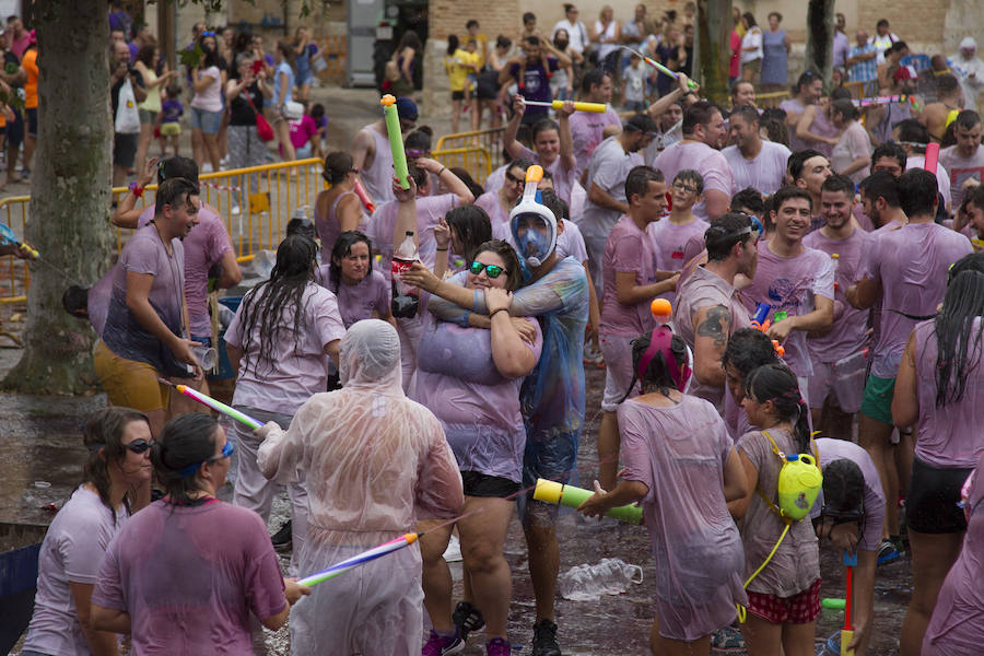 Fotos: Celebración de la guerra con vino en Toro