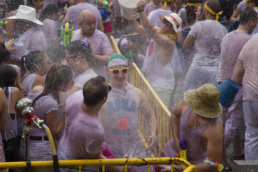 Fotos: Celebración de la guerra con vino en Toro