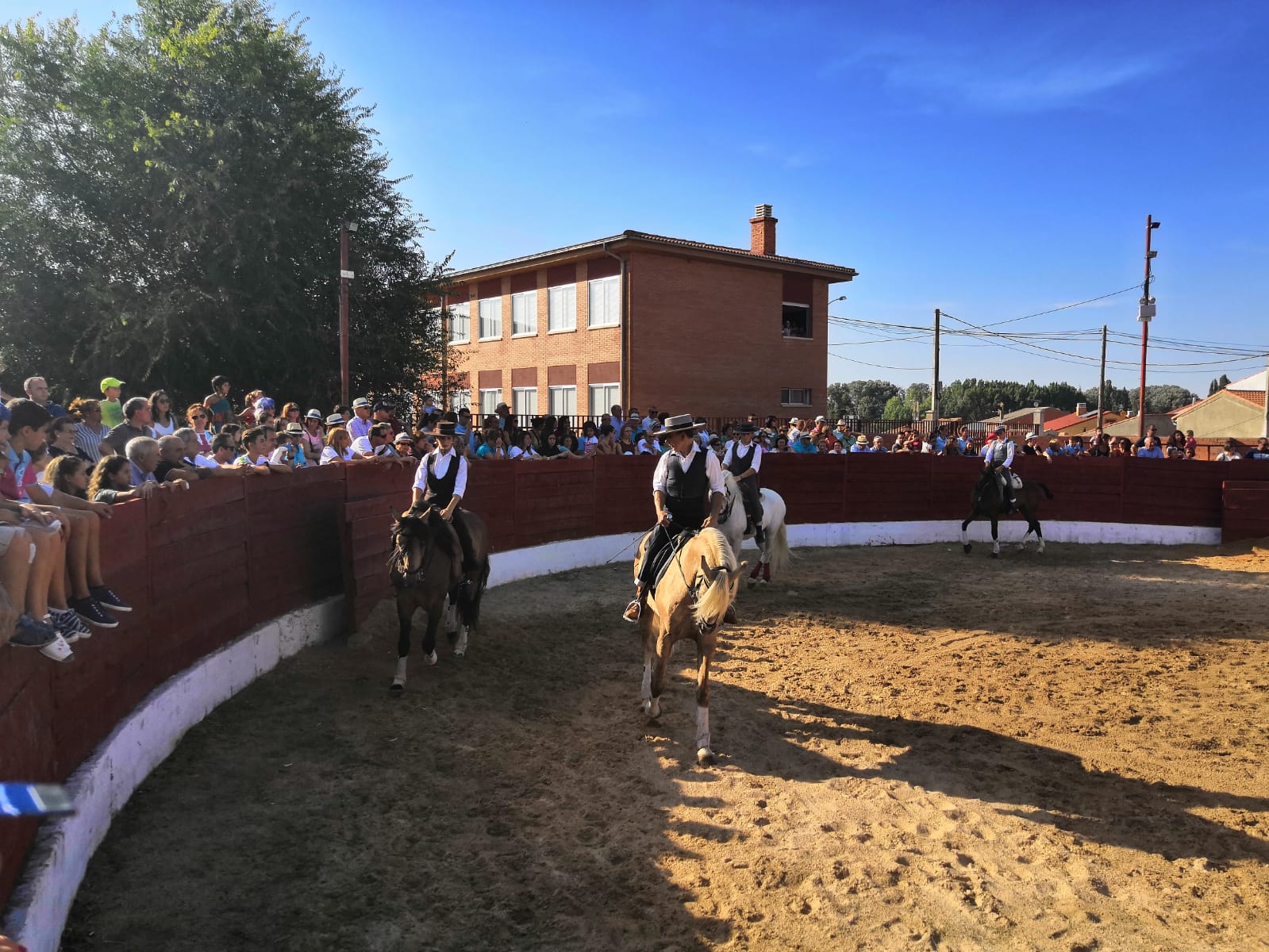 La localidad ha celebrado una exhibición ecuestre solidaria y recaudó 1.587 euros para investigación sobre la enfermedad AME