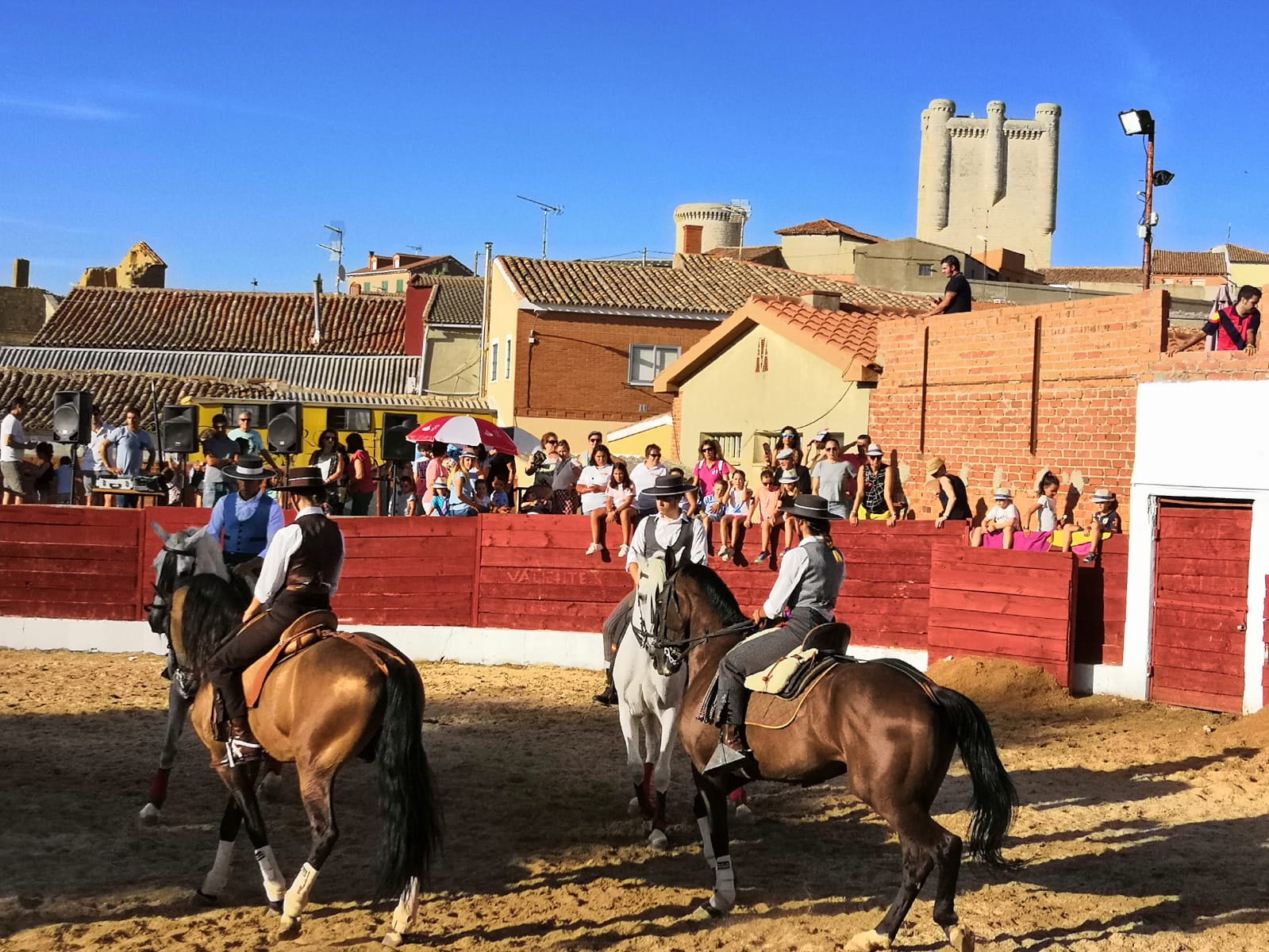 La localidad ha celebrado una exhibición ecuestre solidaria y recaudó 1.587 euros para investigación sobre la enfermedad AME